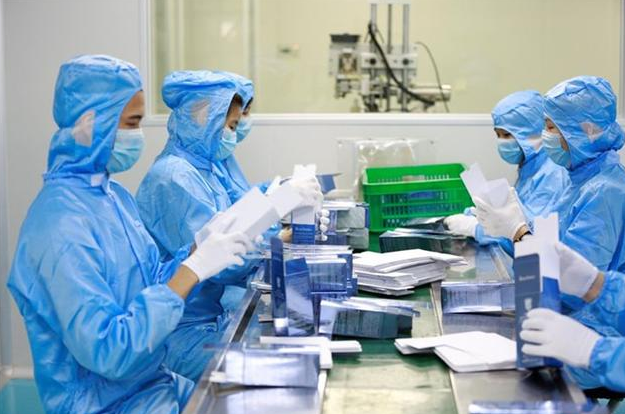 代加工龙头揭秘：玻尿酸精华的功效为何如此强大？